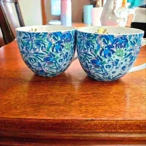 Lily Pulitzer mug set. 2. Purple blue lion 🦁 print. Gold handles.